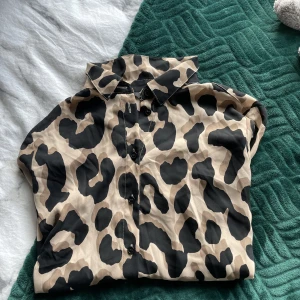 Blus  - Helt oanvänd. Fint material och väldigt skön. 