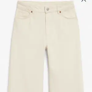 Superfina vita Monki jeans, med vida ben  Säljes pga för små