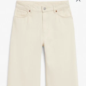 Vita Yoko Monki jeans  - Superfina vita Monki jeans, med vida ben  Säljes pga för små
