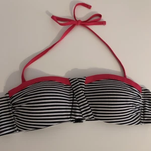 Bikiniöverdel  - Jättefin bikiniöverdel med knyte runt nacken och knäppe rund ryggen. Storlek L. Frakt tillkommer