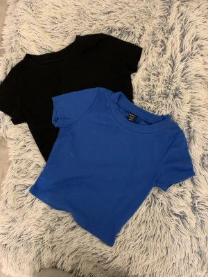 Basic t-shirts  - 2 magtröjor från Shein aldrig använda Aldrig använda, pga att de it komm till användning en i svart och en i marinblå🖤💙storleken på både är XS💙🖤Båda säljs för 40kr tillsammans