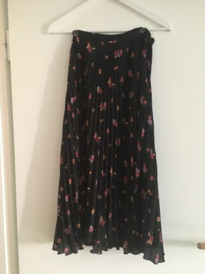 Kjol - Plisserad kjol. Dragkedja i midjan. Skita på båda sidor. Mycket fint skick 