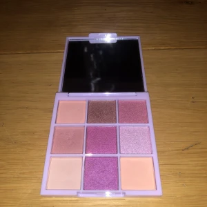 Ögonskuggspalett - Säljer denna jättefina ögonskuggspalett då den inte kommer till användning (Helt oanvänd!) nypris: 375 kr. Kom privat för frågor eller fler bilder❤️