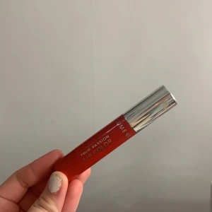 Rött läppstift  - Säljer ett rött läppstift ifrån lumene aldrig använt, funkar super fint som cream blush också❤️💓💋💫