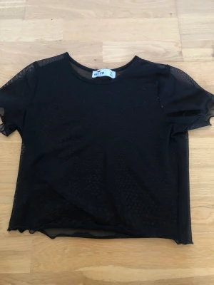 Genomskinlig topp - Genomskinlig topp från hollister! Aldrig använd:)