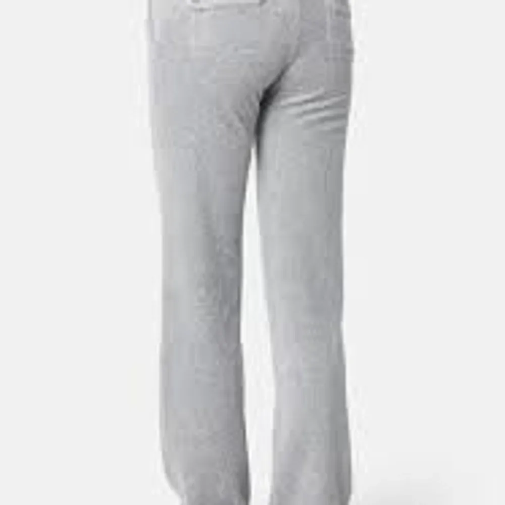 Söker dessa gråa juicy byxorna i storlek XS!!🫶🏼 Helst i modellen  wide leg men annan model funkar också!💘 Tacksam för tips på vart man kan hitta❤️. Jeans & Byxor.