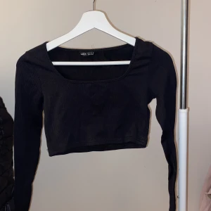 Shein topp - Jättefin kort topp från shein! Storlek Xs men passar även S. Skriv för frågor eller flera bilder🫶🏽Budgivning då det är många som skrivit!!