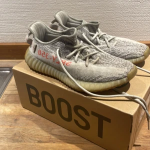 Adidas yeezy 350 blue tint  - Ännu ett par yeezy 350 denna gång ett par blue tint. Condition 6/10 inga trasiga snören på dessa eller sprucken sula. Ett par riktigt klassiska skor. Pris kan diskuteras kan gå ner. Nya kostar kring 3 tusen beroende på storlek.