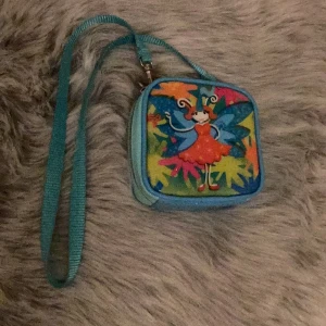 Gullig handväska 💕 - Säljer nu denna gulliga handväska som aldrig kommer till användning mer💗Skickar gärna fler bilder om du är intresserad 🫶🏻🫶🏻