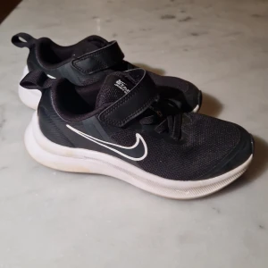 Nike sneakers 29,5  - Svarta Nike sneakers i storlek 29,5. Använda ett fåtal gånger och i väldigt fint skick. 