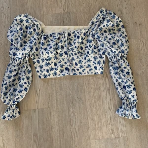 Topp - Blommig söt topp. Som ny