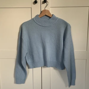 Stickad tröja - En stickad blå tröja från H&M  Jättebra skick Gullig färg Storlek xs, passar mig som brukar ha s Hör av dig vid frågor🥰