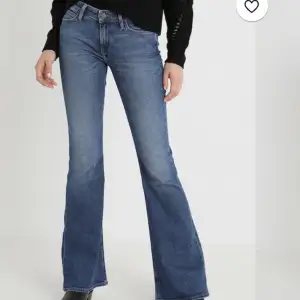 Ett par aldrig använda Blå Flare/bootcut jeans från LEE / Mid shade💙Nypris: 1000kr 