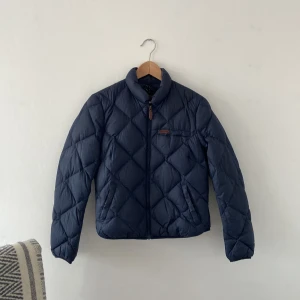 Dunjacka PeakPerformance  - Fin quiltad tunnare dunjacka från Peak Performance. Mörkblå stl M. Passar mig som är stl36-38. Väldigt sparsamt använd och i fint skick. Köpare står för frakt. 