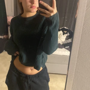 Stickad tröja - Jättefin mörkgrön stickad tröja med slit på sidan från Monki i storlek S, använt typ 2 gånger och är i superbra skick! Köpare står för frakt!!