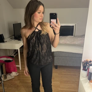 Festtopp - Brun glittrig supersnygg festtopp✨går att ha på lite olika sätt🙌