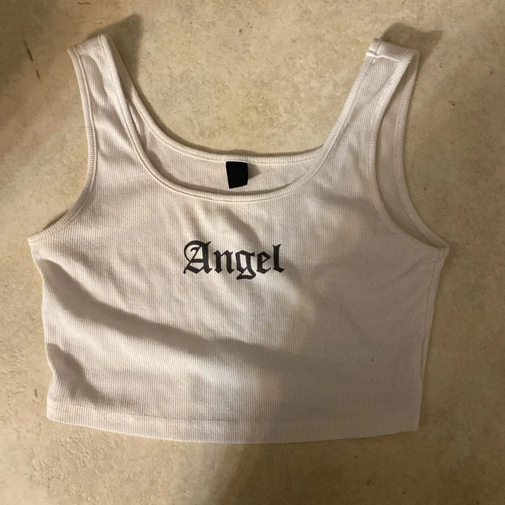 Ett jättesöt linne med trycket ”angel” på från Shein i storlek S. Köpare står för frakt!!. T-shirts.