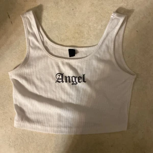 Topp - Ett jättesöt linne med trycket ”angel” på från Shein i storlek S. Köpare står för frakt!!