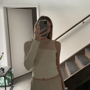 Asymmetrisk topp  - Säljer denna jätte fina asymmetriska toppen från Zara som aldrig kommit till användning tyvärr. Stl S men passar även XS. Sista bilden är tagen från Zaras hemsida, OBS toppen finns ej kvar i Zaras sortiment.