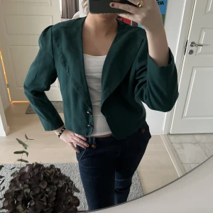 Grön turkous kappa - Säljer denna snygga kappa som är till midjan ungefär, även med puffiga axlar. Färgen är turkos/grön och passar så bra till vad som helst💚🙏🏼 Köpte den för 99kr på second hand och prislappen är fortfarande kvar🦩