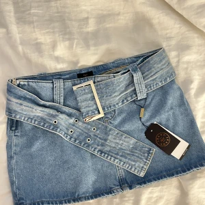 Ljol - Vintage inspirerande kjol i blått. Prislapp finns kvar. För liten på mig därför säljer jag den vidare. Storlek 36 men väldigt tajt. 