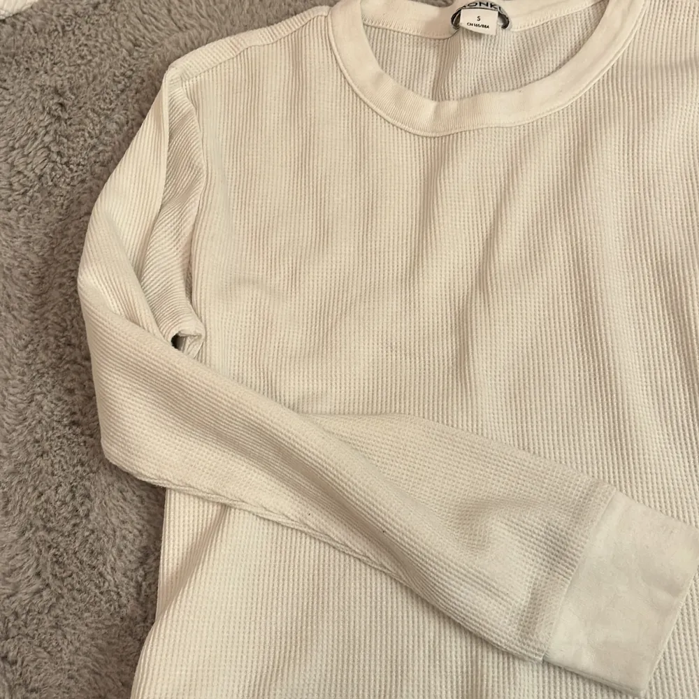 En snygg vit tröja i storlek S som tyvärr är för stor för mig❤️ passar till typ allt! . Toppar.