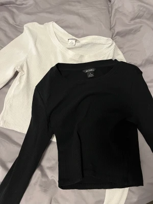Snygga toppar - Snygga toppar från monki strl s. Sparsamt använda, väldigt fina och fräscha! Säljer för 80kr/styck, eller båda för 140kr.