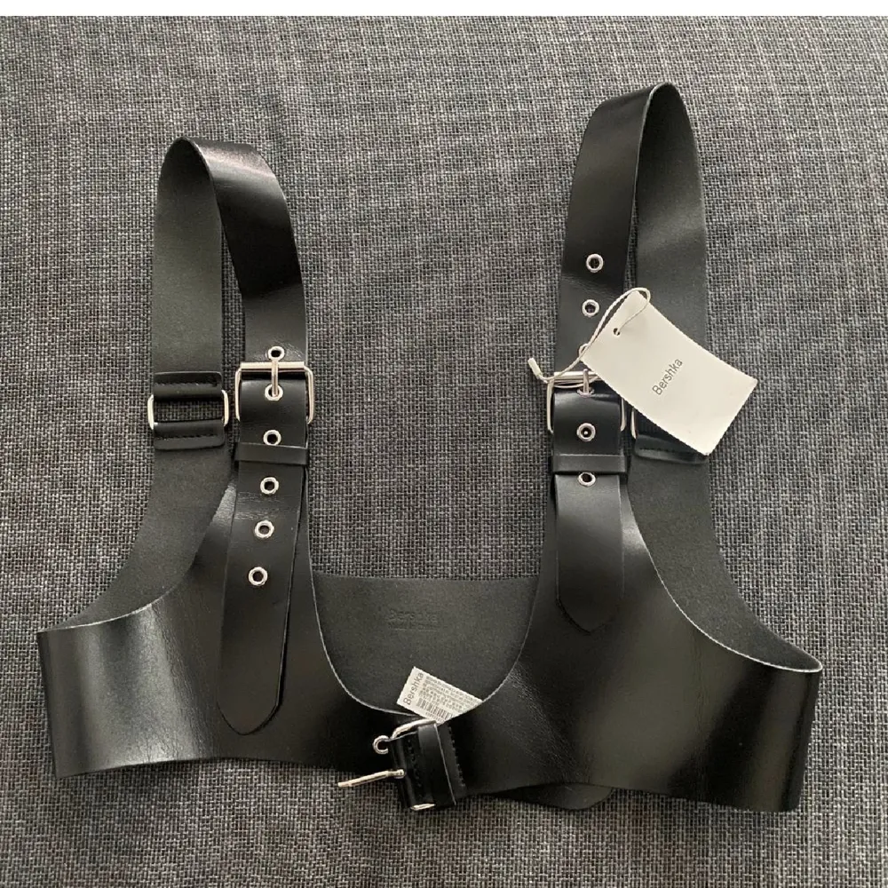 Black leather harness from Bershka  Never used  Still with the tag . Accessoarer.