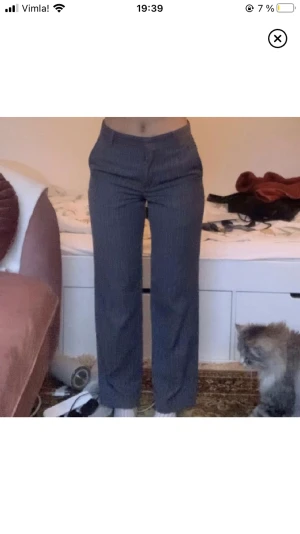 Randiga kostymbyxor - Köpta här på Plick och det är den förra ägarens bilder. Superfina men tyvärr för små så jag måste sälja vidare dem 😭 De ska vara en S men jag skulle nog säga att de egentligen är mer XS eller bara små i storleken!