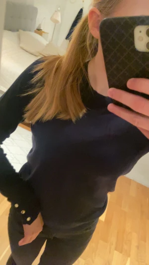 Mörkblå tröja  - Mörkblå tajt tröja, köpt på lindex för ett halv år sedan. Jättefint skick och aldrig använd. Nypris 350kr, pris kan diskuteras. Storlek S