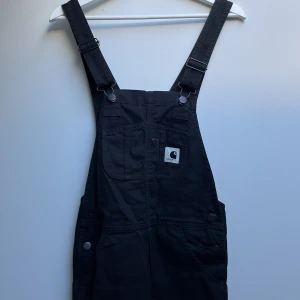 Carhartt hängselbyxor  - Hängselbyxor från Carhartt WIP i storlek XS, använda ett fåtal gånger så väldigt fint skick. Kan mötas upp eller skickas. Nypris: 1895 kr