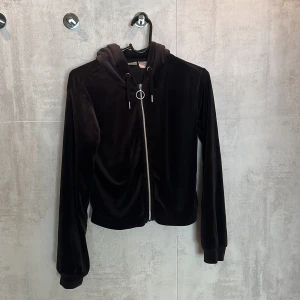 Tröja  - Änvänder inte. Har använt få tal gånger. Ganska kort upp till. 