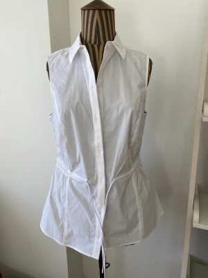 Vit blus från Athleta - Fin vit blus från Atleta. Använd en eller två gånger och i nyskick. Funktionsmatetial. 