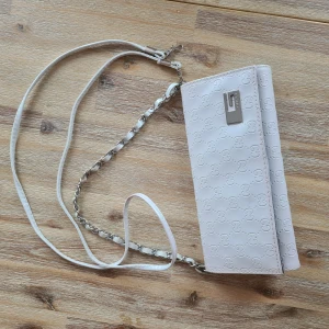 Liten väska - Kommer med ett kortare band och ett längre (bild 3), den har några fläckar på baksidan (bild 4) men inget man riktigt ser