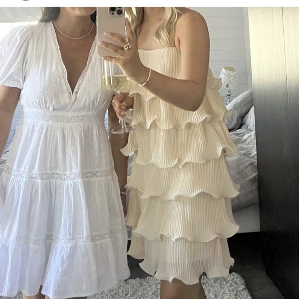 Säljer den vita klänning åt vänster från zara som inte har några defekter och perfekt till sommaren💋💋hör av er om ni har några frågor . Klänningar.