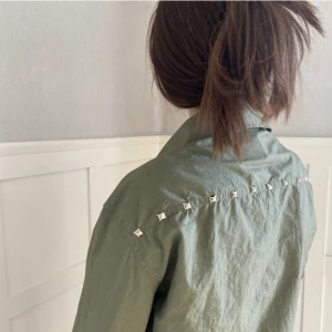 Jacka med nitar  - Säljer denna ur snygga gröna vårjacka med nitar. Bud på 215 kr