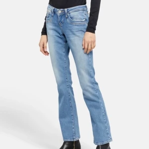 Ltb Jeans Valerie - Helt nya och slutsålda jeans med prislappen kvar, säljer då dem är små i storleken och jag inte hann skicka tillbaka. Skriv för fler bilder. Ord pris 789kr. Storlek 28x36🫶🏼