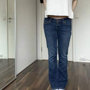 Stretchiga jeans, lågmidjade med bootcut 