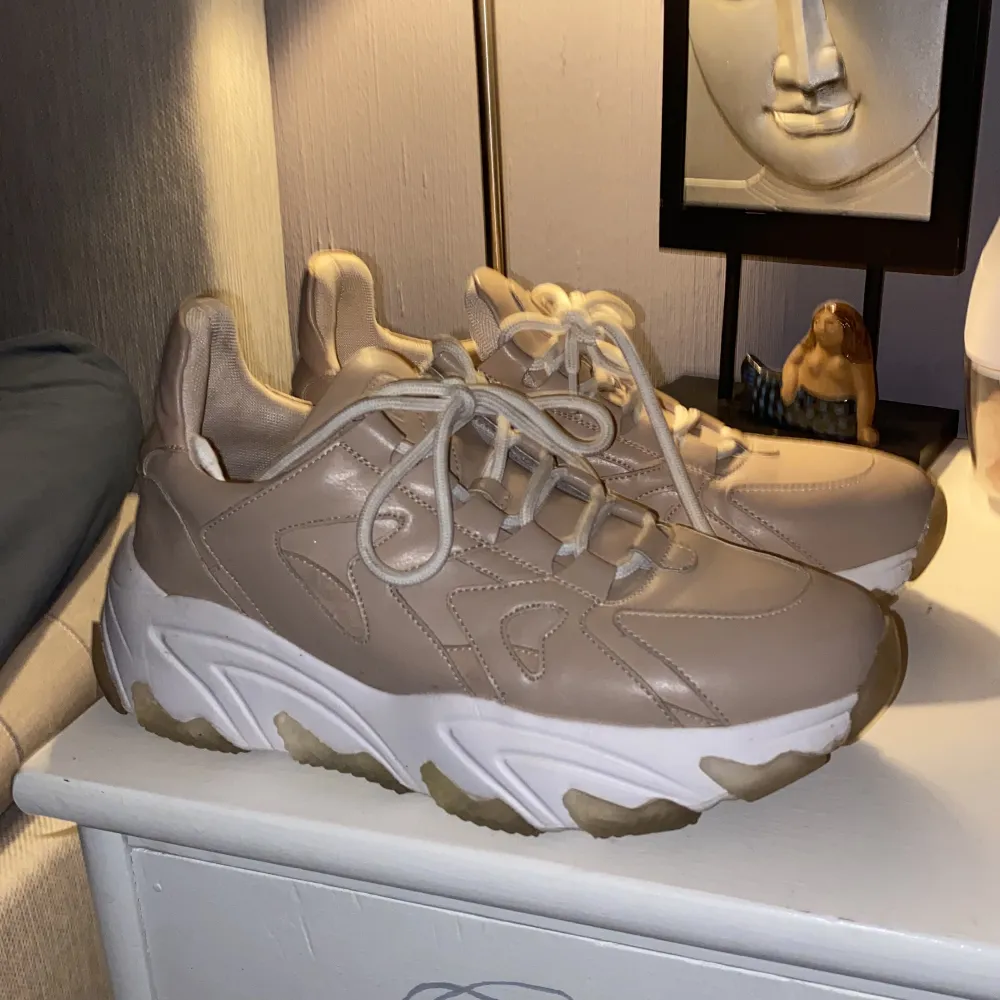 Sneakers i rosa nude färg från NA-KD, använt fåtal gånger. Fint skick . Skor.