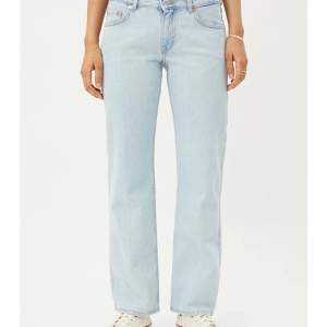 Säljer dessa underbara och trendiga jeans! De är weekdays klassiska arrow Low waist model, storlek w 27, skulle dock tro att den funkar för både 26 och 28! Har massa fler bilder så bara att kontakta om du vill ha eller har ngn fråga! Kan sälja direkt!!
