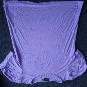 Ribbad T-shirt - Lila ribbad T-shirt. Med puffärmar. Storlek L