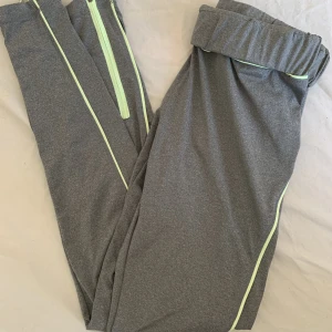 Gråa träningsthigts  - Använda ca 2 gnr men så gott som nya, byxorna har en ficka baktill (kolla bild 2)