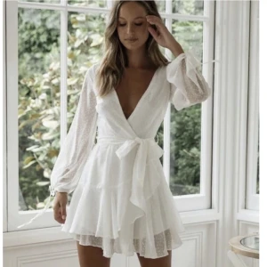 Studentklänning  - Snygg vit klänning från Dennis maglic perfekt till studenten!  Oanvänd o prislappen kvar 