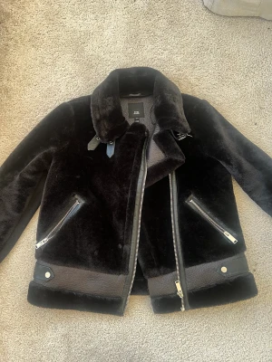 Jacka  - Säljer denna fina jacka från River island, köpte den i london 2020 , knappt använd 