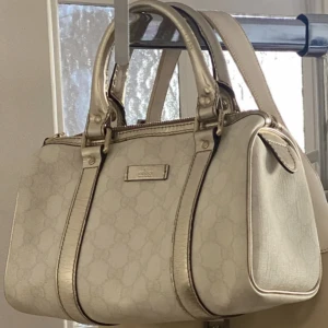 Väska  - Säljer min Gucci joy handbag som jag köpt på Vestiaire collective för 3500kr. Väskan är i bra skick! Skriv gärna om du önskar fler bilder💗💞💕 