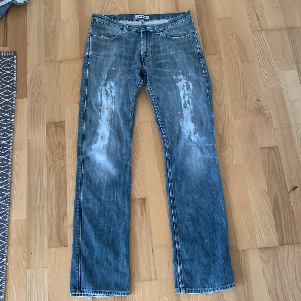 Blåa rivna flare jeans från Acne Jeans, i okej skick. Passar 36-38 och midjemått rakt över är 38cm men de är tyvärr för långa för mig som är 165cm! Skriv för fler frågor💕🫶. Jeans & Byxor.