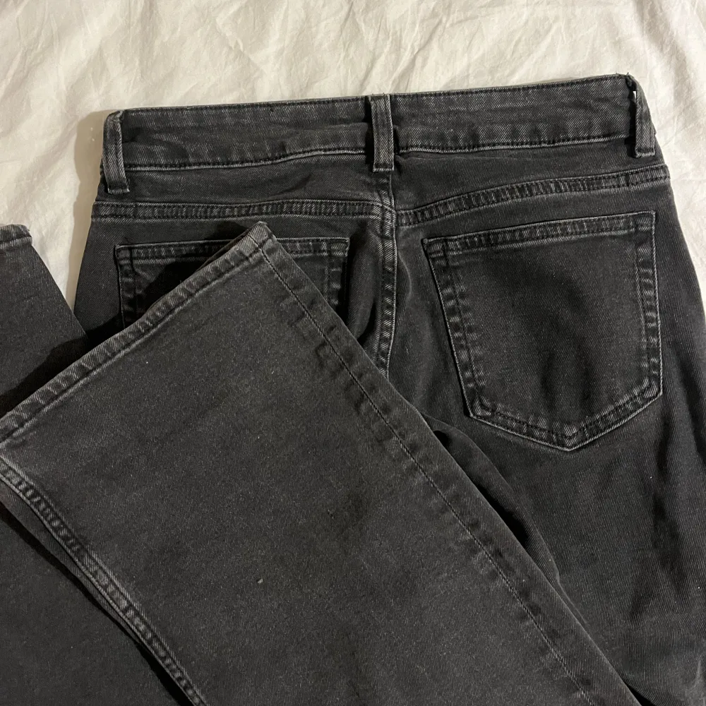 Sjukt snygga gråa lågmidjade jeans, raka/bootcut. Innerbenslängden: 80cm.  Midjemått: 34cm (en sida). Jeans & Byxor.