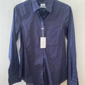 Filippa K skjorta - Helt ny Filippa K skjorta med prislapp. Aldrig använd, nypris 1000kr.