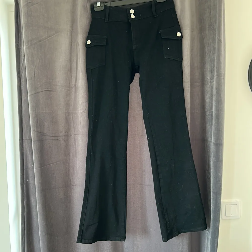 Utsvängda jeans ifrån SHEIN i storlek 38 men passar även 36. Farkut & Housut.