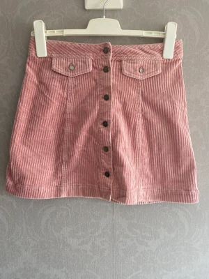 Rosa Manchester kjol - Rosa Manchester kjol med knappar  Storlek: Medium Fint skick🌸